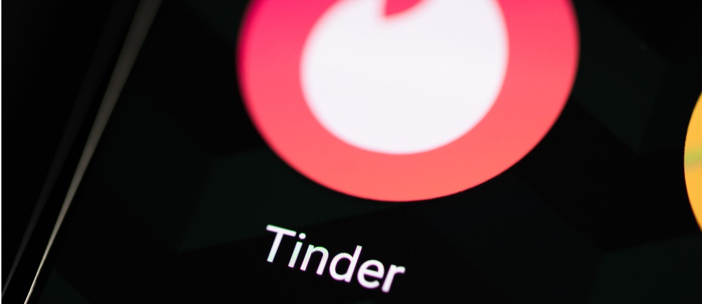 Vrouwen gaan (ook) op Tinder voor hoogopgeleide mannen